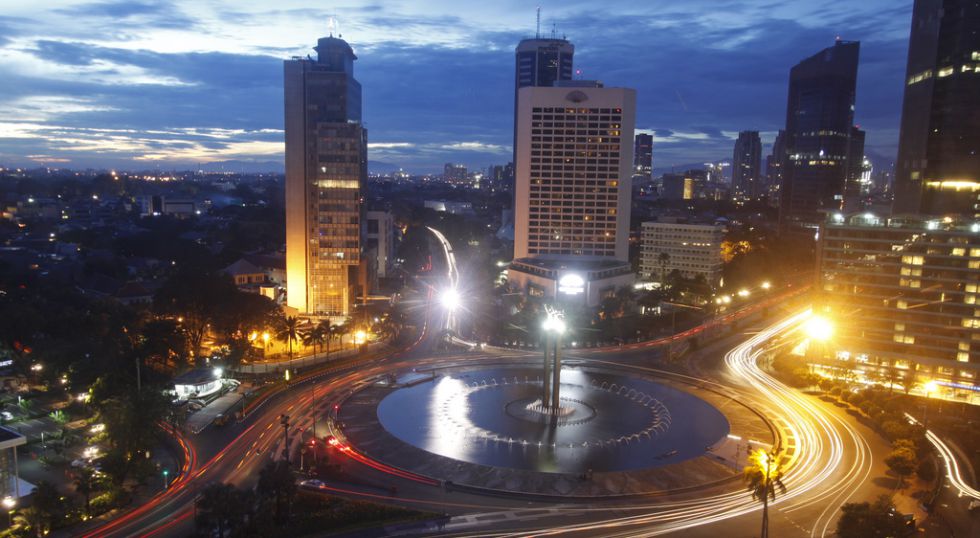 Puesta de sol en Yakarta (Indonesia). Jakarta city landmark. Jakarta, Indonesia.
