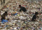 Un grupo de ni&ntilde;os busca pl&aacute;stico reciclable en Peshawar, Pakistan.