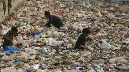 Un grupo de ni&ntilde;os busca pl&aacute;stico reciclable en Peshawar, Pakistan.