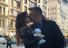 Alec e Hilaria Baldwin en la foto de Instagram con la que han anunciado su futura paternidad.