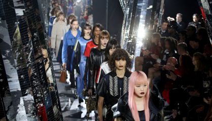 Carrusel final del desfile de Louis Vuitton en París.