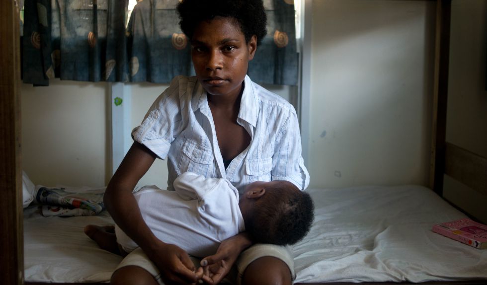 Una madre de 25 años, con su bebé de ocho meses, en una de las seis casas de acogida para mujeres maltratadas en Papúa Nueva Guinea.