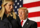Donald Trump mira a su hija Ivanka en un acto electoral en 2016.