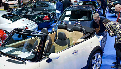 Automóviles expuestos durante el Salón del Vehículo de Ocasión.