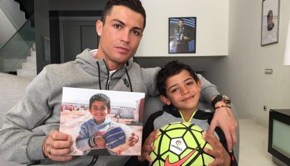Cristano Ronaldo, con su hijo y la foto de un ni&ntilde;o sirio.