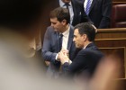 GRA588. MADRID, 04032016.- El secretario general del PSOE, Pedro S&aacute;nchez (d) es saludado por el presidente de Ciudadanos, Albert Rivera, al finalizar la sesi&oacute;n plenaria en la que se ha celebrado la segunda votaci&oacute;n de la investidura del candidato socialista, hoy en el Congreso de los Diputados, tras la primera realizada el pasado mi&eacute;rcoles. El Congreso espa&ntilde;ol rechaz&oacute; hoy en segunda votaci&oacute;n al socialista Pedro S&aacute;nchez como presidente del Gobierno, un hecho in&eacute;dito en Espa&ntilde;a que abre un periodo de incertidumbre en el que se pueden presentar nuevos candidatos o convocar nuevos comicios si en dos meses no hay jefe del Ejecutivo. EFEJAVIER LIZ&Oacute;N.