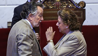 Grau habla con la alcaldesa de Valencia, Rita Barberá.