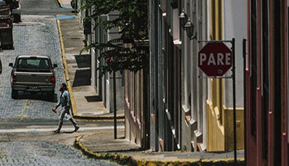 Calle de Puerto Rico en la que figura la señal de PARE.