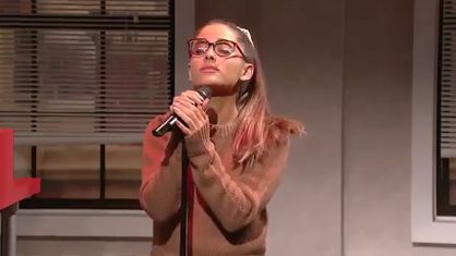 Ariana Grande canta por Whitney Houston en 'Saturday Night Live'.