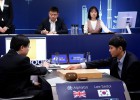 El campeón surcoreano Lee Sedol (derecha) realiza su primer movimiento en la última partida contra AlphaGo. 