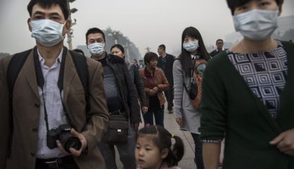 Personas con mascarillas en la plaza de Tiananmen, en Pekín.