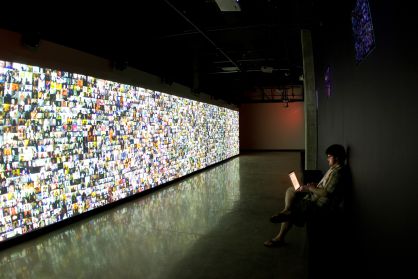 "Hello World", instalación de Christopher Baker para la exposición "Big Bang Data", en Barcelona. 