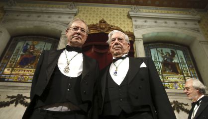 Félix de Azúa y, a Ia derecha, Mario Vargas Llosa, en la Academia de la Lengua el pasado domingo. 