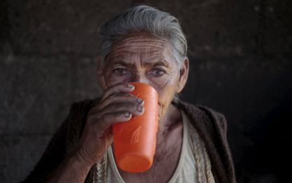 Una mujer bebe agua en El Crucero (Nicaragua).