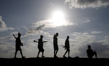 Hombres armados pastorean el ganado.