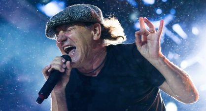 Brian Johnson y otros 10 músicos con importantes problemas auditivos