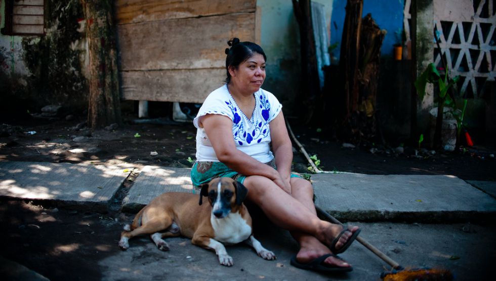 Una mujer descansa con su perro en El Bungalow.