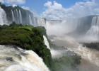 Este es el salto de agua más grande del mundo, que desde una altura de 80 metros suelta una mole hídrica de más de 1.500 metros cúbicos por segundo.
