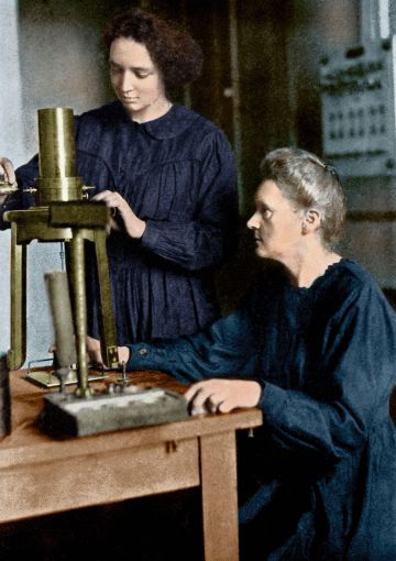 La científica Marie Curie, sentada, junto a su hija Irene en un retrato de 1925. 