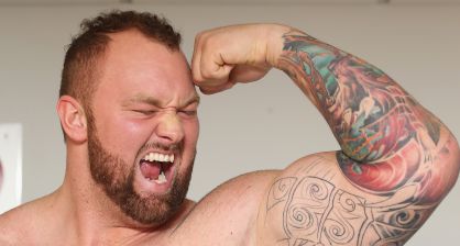 Es el hombre más fuerte de Europa, está en 'Juego de tronos' y desayuna 8 huevos