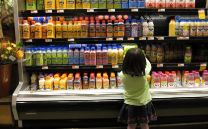 La mayoría de los zumos de supermercado contienen demasiada azúcar.
