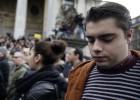 People hold a minute of silence at Place de la Bourse (Beursplein) in Brussels on March 23, 2016, a day after blasts hit the Belgian capital. World leaders united in condemning the carnage in Brussels and vowed to combat terrorism, after Islamic State bombers killed around 35 people in a strike at the symbolic heart of the EU. AFP PHOTO  KENZO TRIBOUILLARD