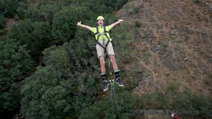 Un hombre haciendo 'puenting' en Buitrago de Lozoya (Madrid).