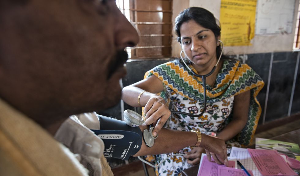 La estudiante de medicina Prathyusha toma la tensión a un paciente.