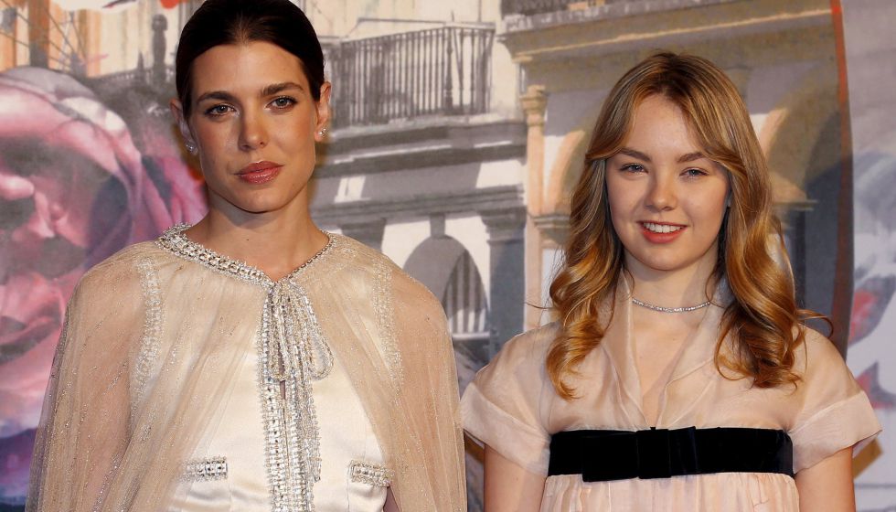 Carlota Casiraghi, con su hermana Alexandra de Hannover, en el Baile de la Rosa.