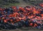 Miles de chalecos se amontonan en la isla de Lesbos. 