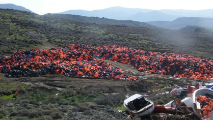 Miles de chalecos se amontonan en la isla de Lesbos. 