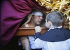 Semana Santa Sevilla. Costalero con niño Hermandad Cristo del Cachorro.rn 