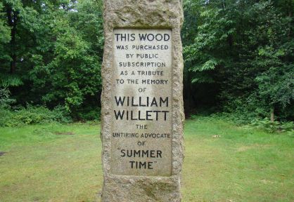 Este monolito recuerda al británico William Willett, impulsor del horario de verano.