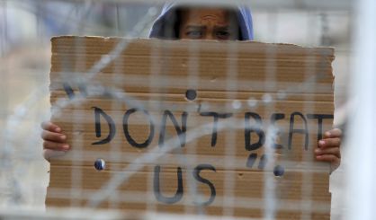 Un migrante en la frontera de Grecia y Macedonia.