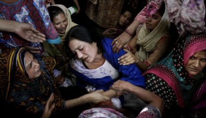 Dolor en los funerales por las víctimas del atentado en Lahore