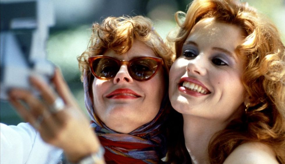 Susan Sarandon y Geena Davis en un fotograma de la película.