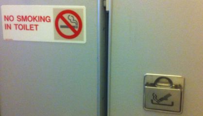 Por qué sigue habiendo ceniceros en los aviones y otras dudas al volar