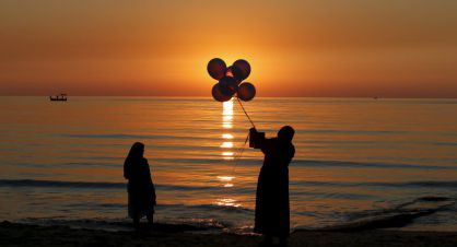 Puesta de sol en una playa de Beirut, L&iacute;bano.