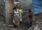 Una familia frente a su chabola en un asentamiento ilegal en la Comuna de Limete.