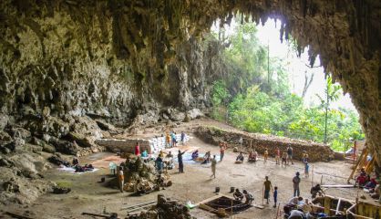 Caverna de Lian Bua en la que se encontró la mujer de Flores.