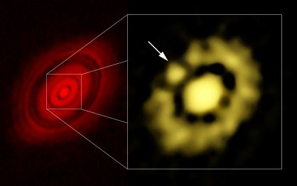 A la izquierda, imagen de la estrella LH Tau y su disco, obtenida con el radiotelescopio ALMA, en la que se aprecian surcos concéntricos; a la derecha, las observaciones del telescopio VLA de zona central del disco muestran una acumulación de polvo (marcada con una flecha) que sería un embrión de planeta.rn rn 