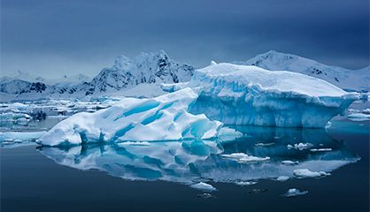 Bloques de hielo en una bahía de la Antártida. 