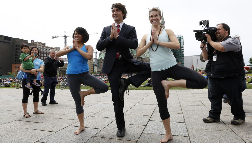 Justin Trudeau, un político que practica yoga en la oficina