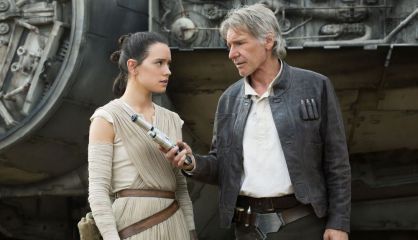 Rey y Han Solo en un fotograma de 'Star Wars: El despertar de la fuerza'.