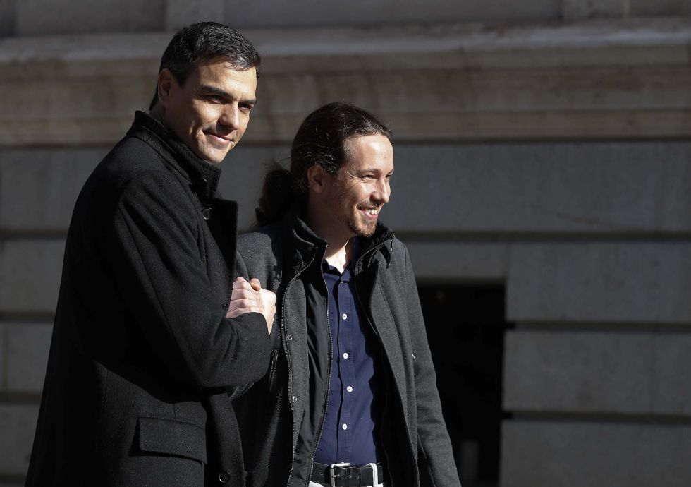 Un gesto entre Pedro Sánchez y Pablo Iglesias antes de su reunión del 30 de marzo de 2016.
