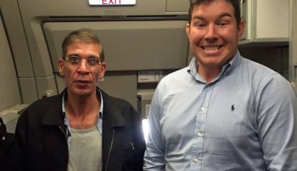 Ben Innes (derecha) posa con su secuestrador.