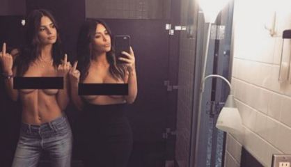La actriz Emily Ratajkowski y Kim Kardashian.