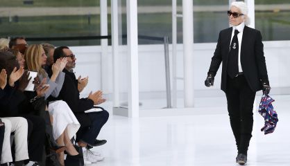 Karl Lagerfeld, al final del desfile primavera-verano 2016 en  el Grand Palais de París. 