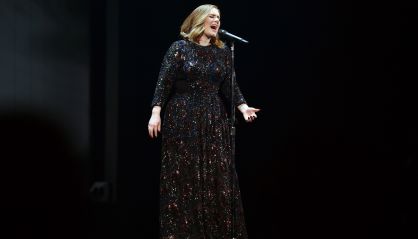 Adele, con un vestido de Burberry, en su actual gira.
