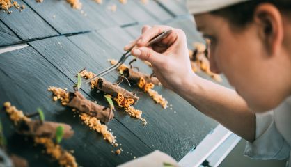 Una cocinera emplata el postre La mariposa que vol&oacute; sobre el mar, inspirada en una obra de Jacinto Benavente.